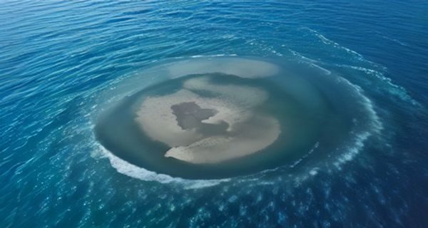 国产精品在日常办公场景中的使用实测，整洁桌面上的产品实拍，暖白光环境，展示产品工艺细节与使用便利性